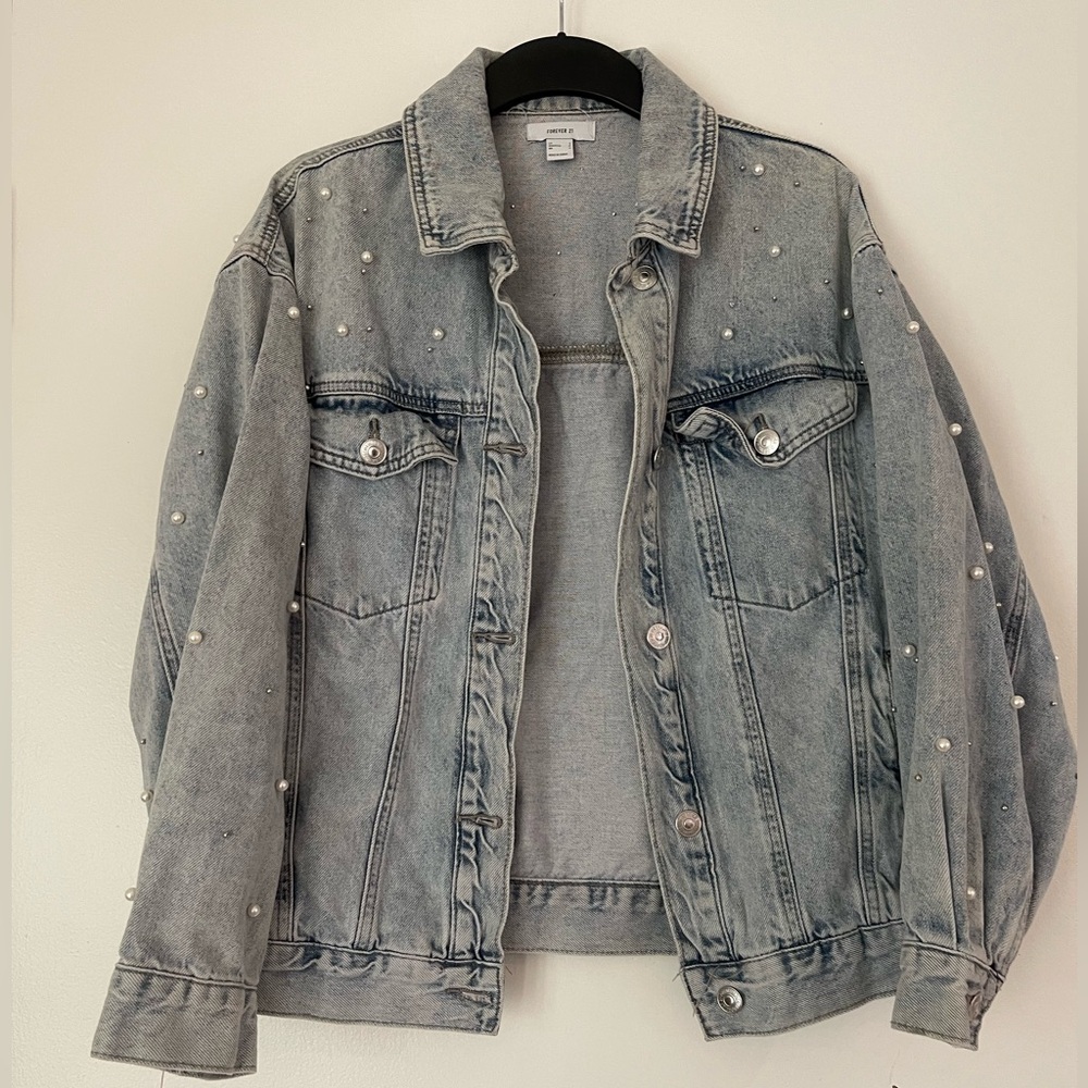 Pearl studded denim jacket, in very good condition. Size S,